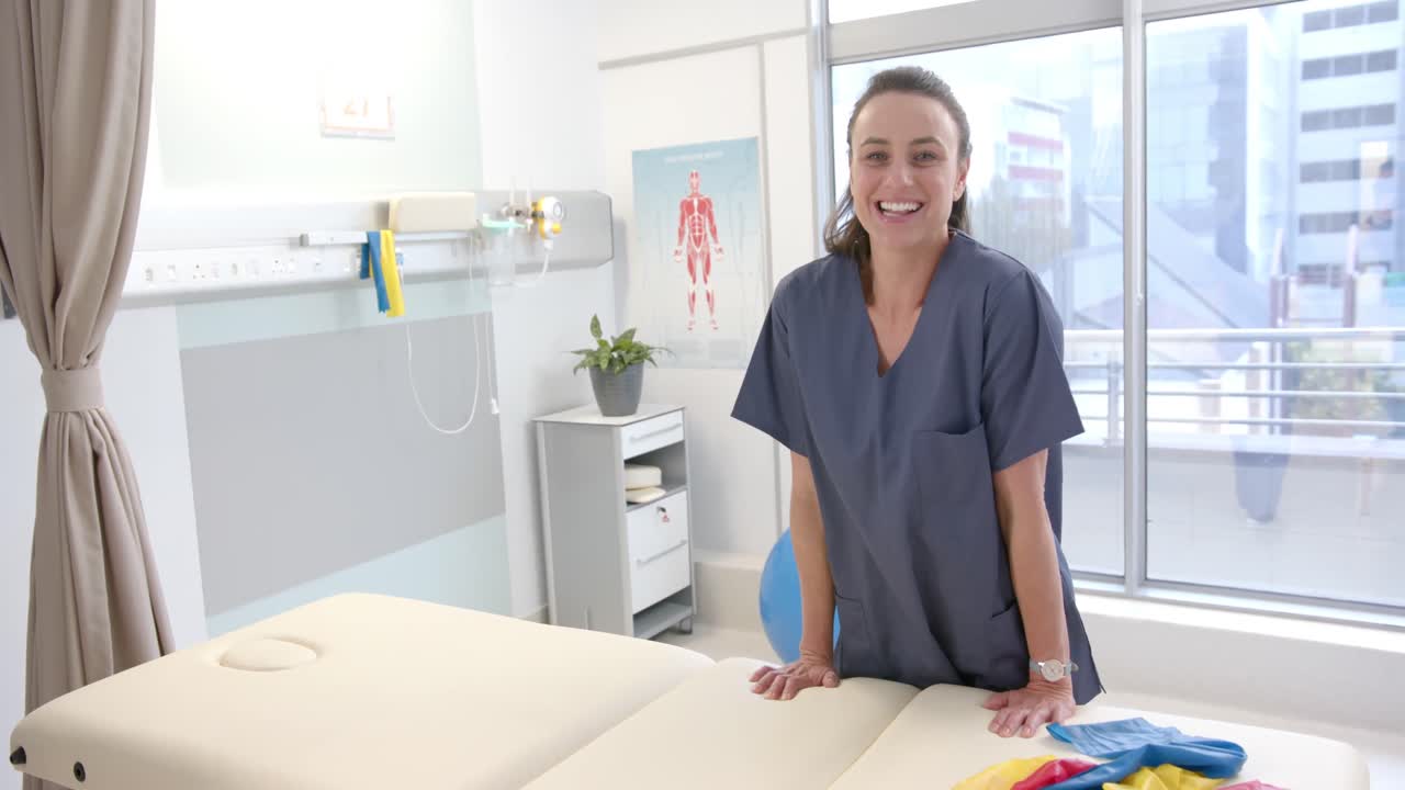 retrato de una fisioterapeuta caucásica sonriendo en un centro de rehabilitación