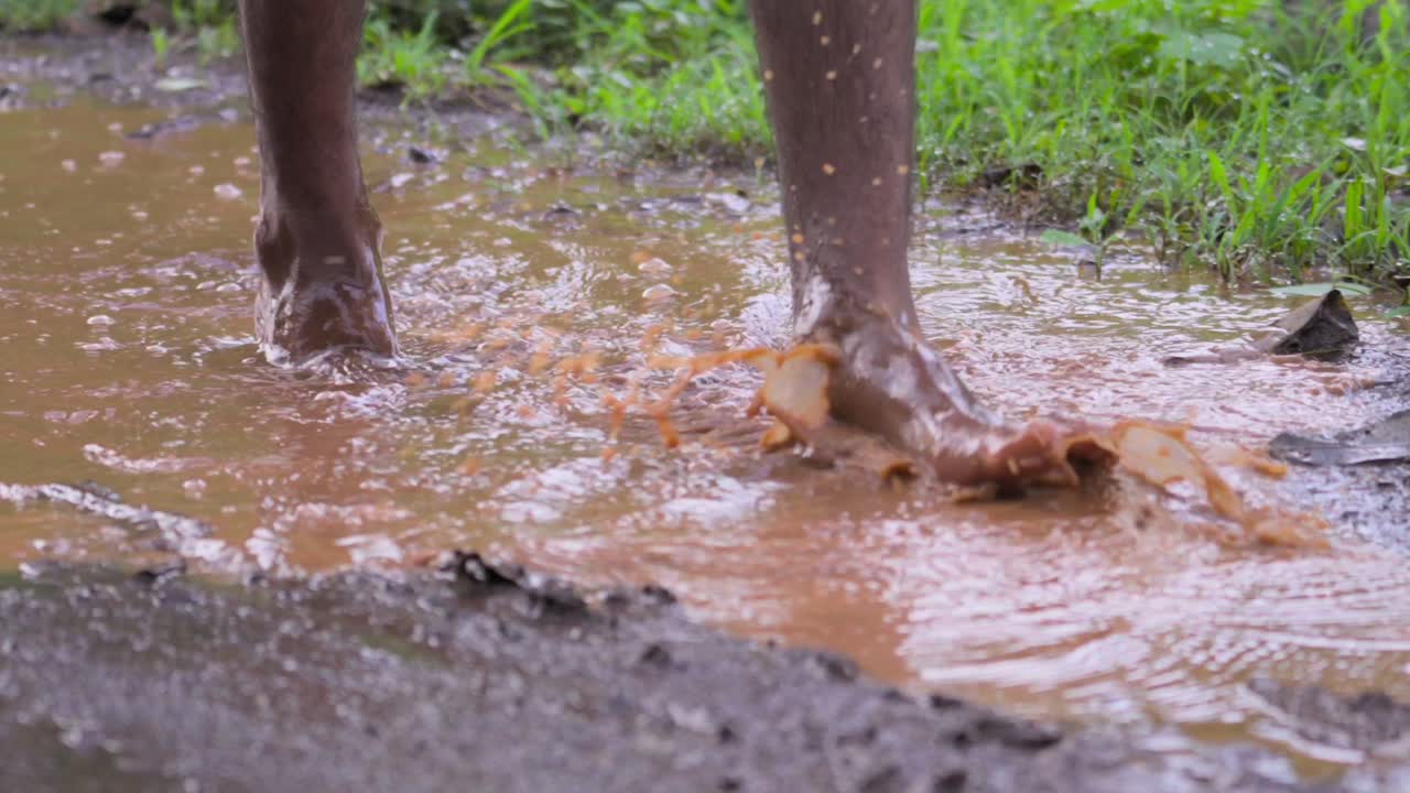 hombre caminando en la primera lluvia maad descalzo primer plano