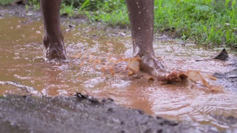 Mann-Läuft-Barfuß-Auf-Dem-Ersten-Regen-Maad,-Nahaufnahme