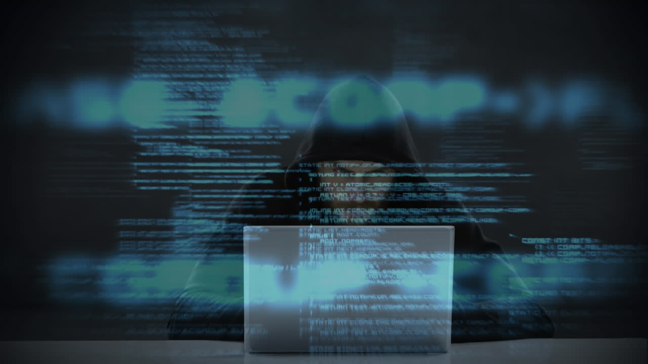 pirata cibernético encapuchado usando una computadora con datos