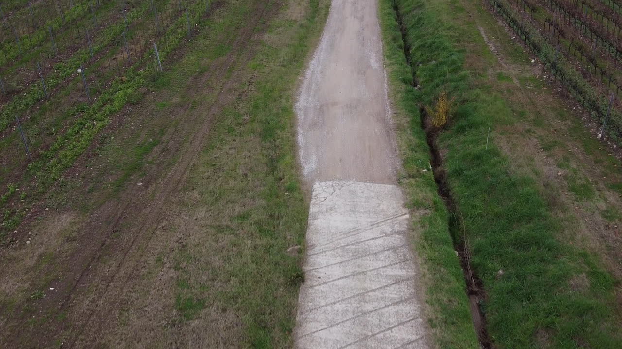 vista aérea sobre el camino rústico inclinado hacia la casa residencial cantoniera