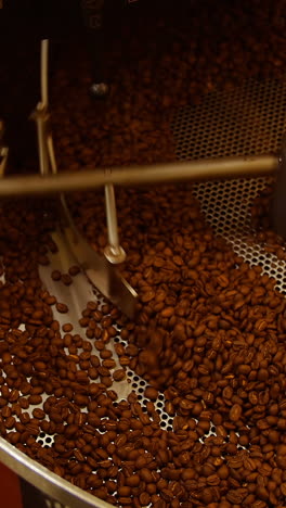 hombre usando una máquina de moler café