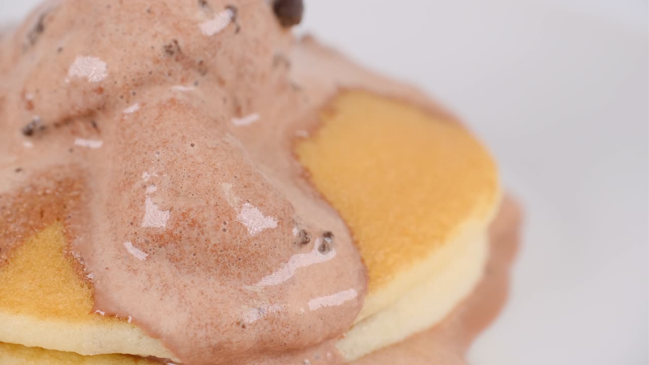 초콜릿 쿠키 아이스크림과 함께 팬케이크