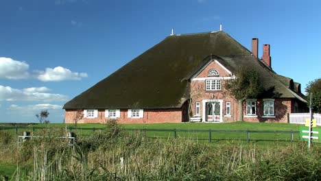 Traditional-north-German-house-with-thatched-rooves-near-town-of-Husum,-Germany