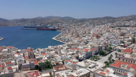 Langsame-Panorama-Drohnenaufnahme-Des-Hafens-Der-Insel-Syros-Am-Morgen