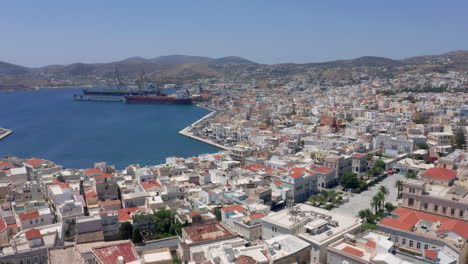 Toma-Panorámica-Lenta-De-Drones-Del-Puerto-De-La-Isla-De-Syros-Durante-La-Mañana