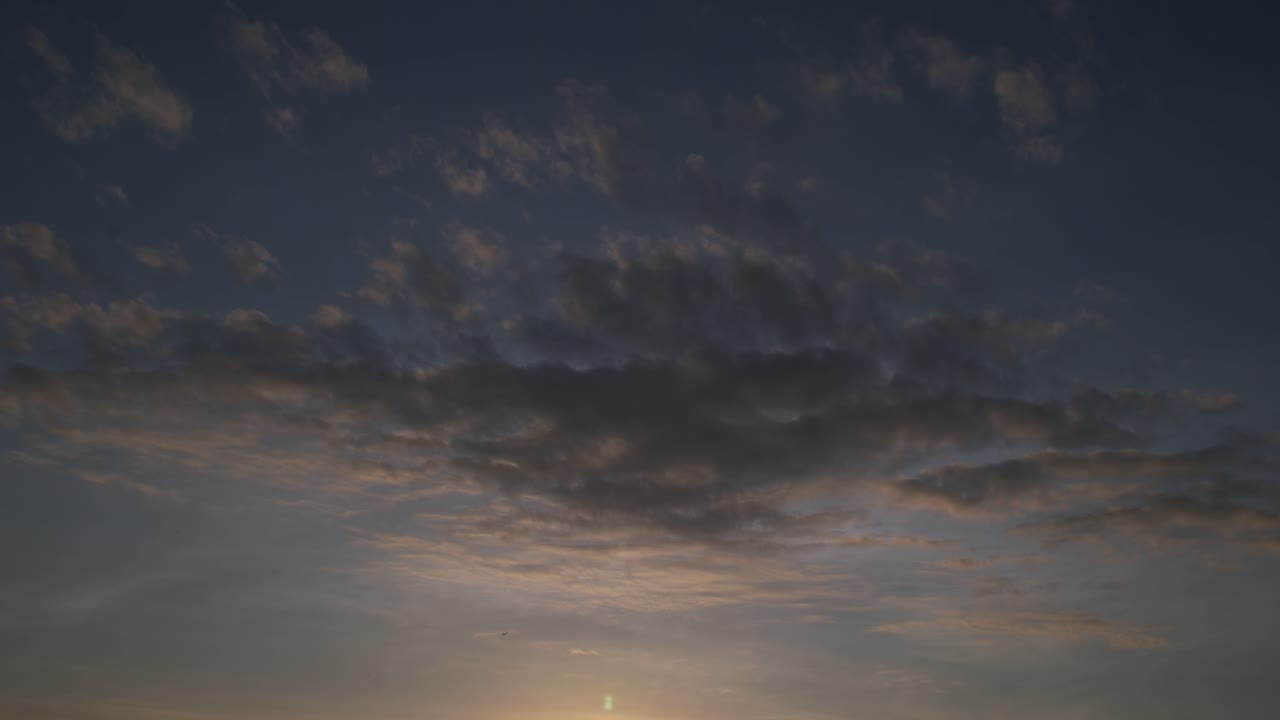 해질녘 푸른 하늘에 구름의 4k timelapse