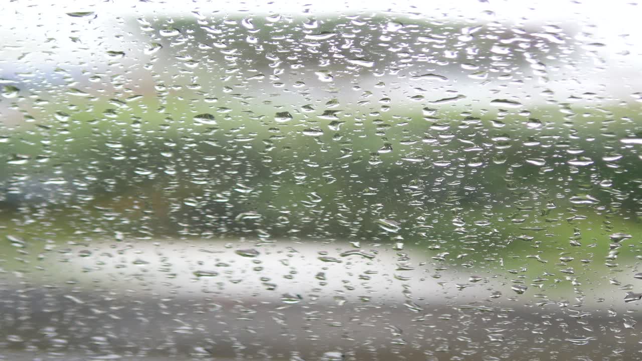 창문 위에 비가 떨어집니다.