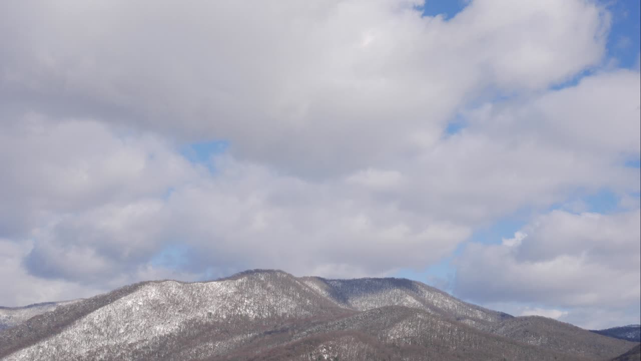 파란 하늘  구름은 눈의 산 위에. 한 은 이 구름. cumulus 구름 스케이프 타임스. 겨울 파란하늘 타임с. 극적인 웅장한 놀라운 파란 하람. 부드러운  구이 형성. 구름 타임 스 배경.