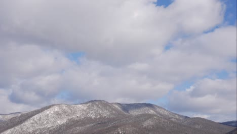 cielo azul nubes blancas sobre montañas de nieve. nubes puffy fluffy blancas. nube cúmulo scape lapso de tiempo. cielo azul de invierno lapso de tempo. dramático majestuoso increíble cielo azul. nubes blancos suaves se forman. nubes lapso del tiempo fondo