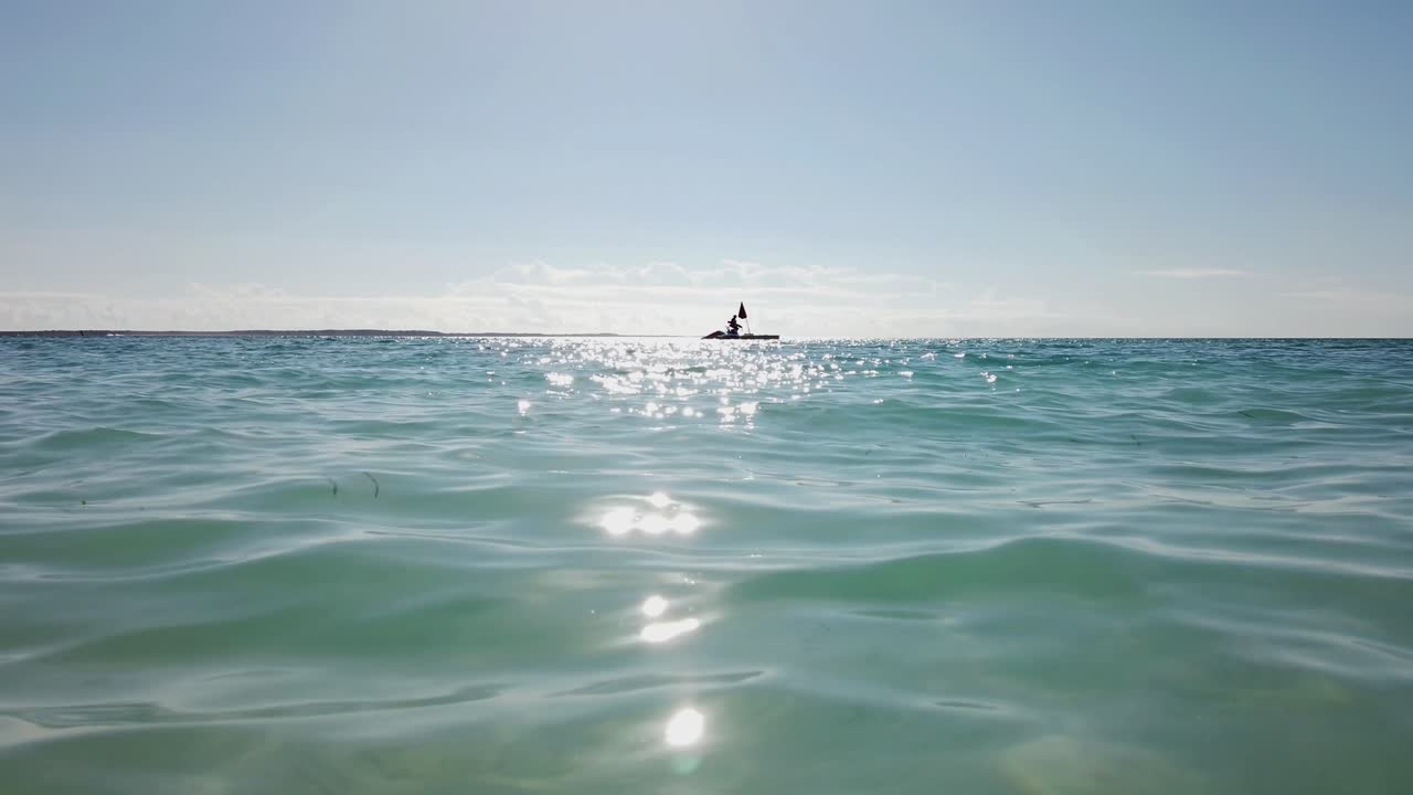 sol brillante en cielo azul claro