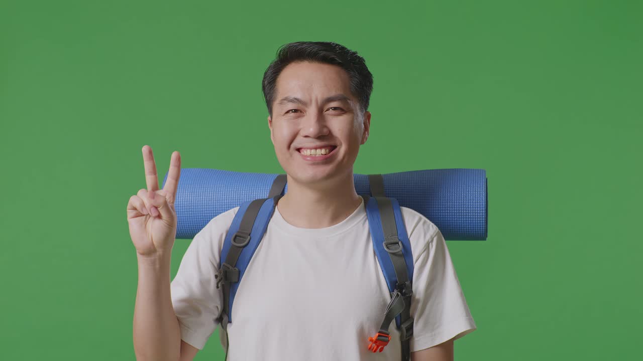 배 과 요가 매트 를 가진 행복 한 여행자