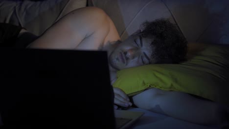 Joven-Somnoliento-Mirando-La-Computadora-Portátil.-Hora-De-Dormir.