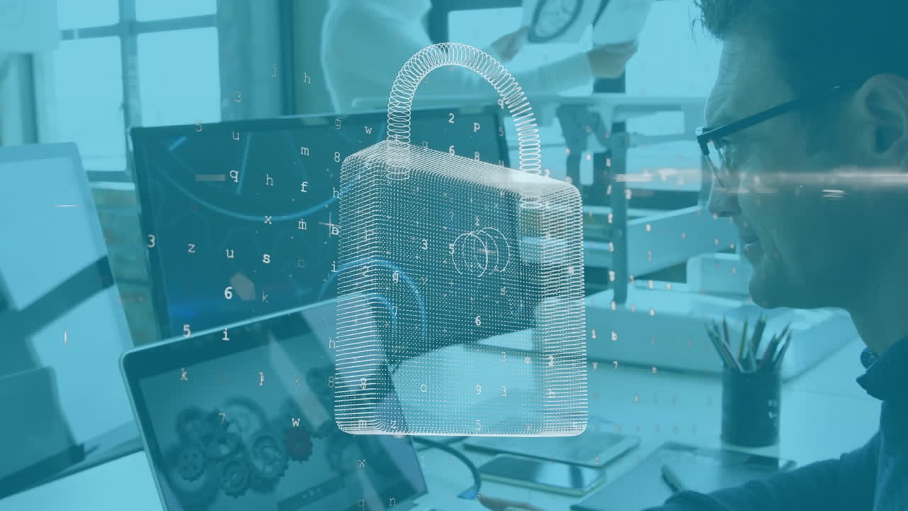 animación del candado de seguridad en línea y procesamiento de datos sobre un hombre de negocios que usa una computadora portátil