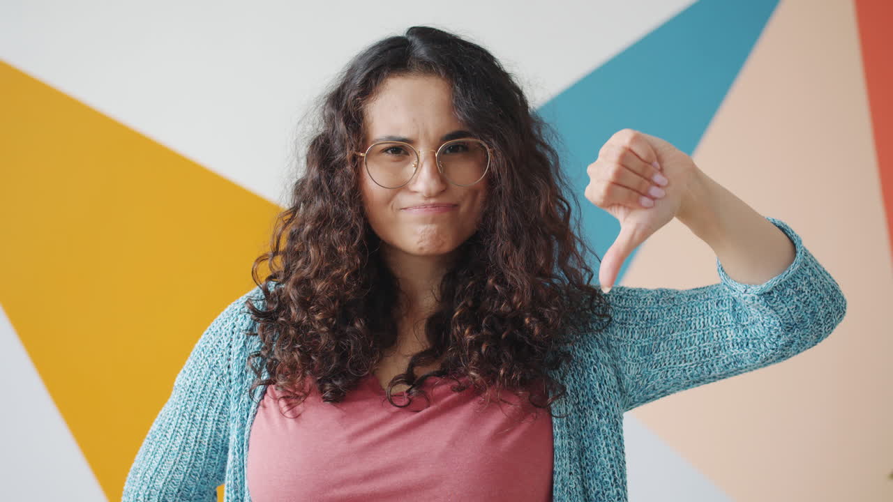 mujer dando pulgares hacia abajo