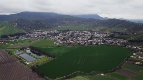 panorama aéreo de la ciudad rural de pomaire en la provincia de melipilla, región metropolitana de santiago, chile, sudamérica