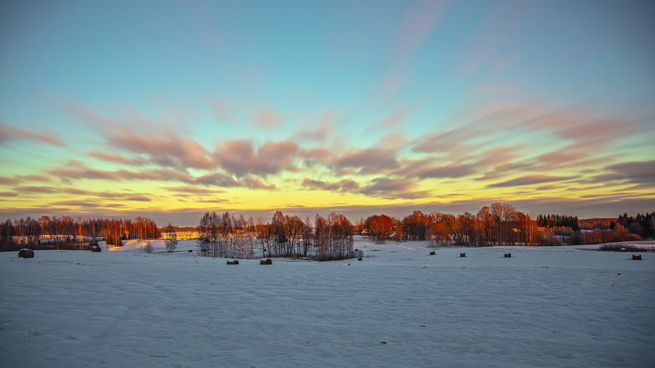 눈 덮인 초원 풍경 위로 빠르게 움직이는 구름의 시간 경과