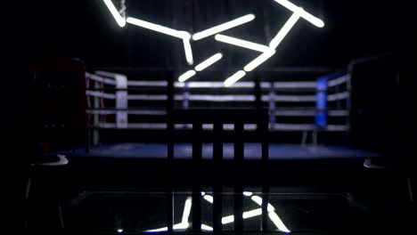 el ring de boxeo vacío por la noche