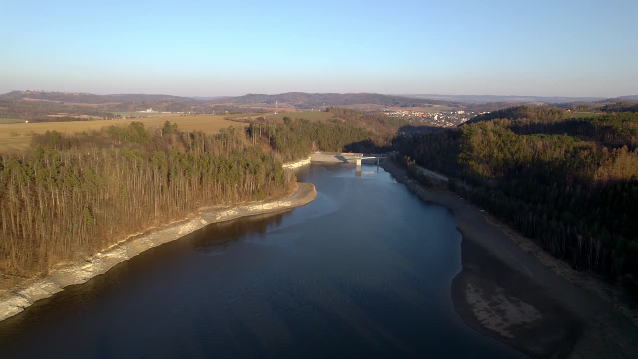 Bacino idrico di Křetínka vicino a Letovice al tramonto, circondato da fitte foreste - vista da drone