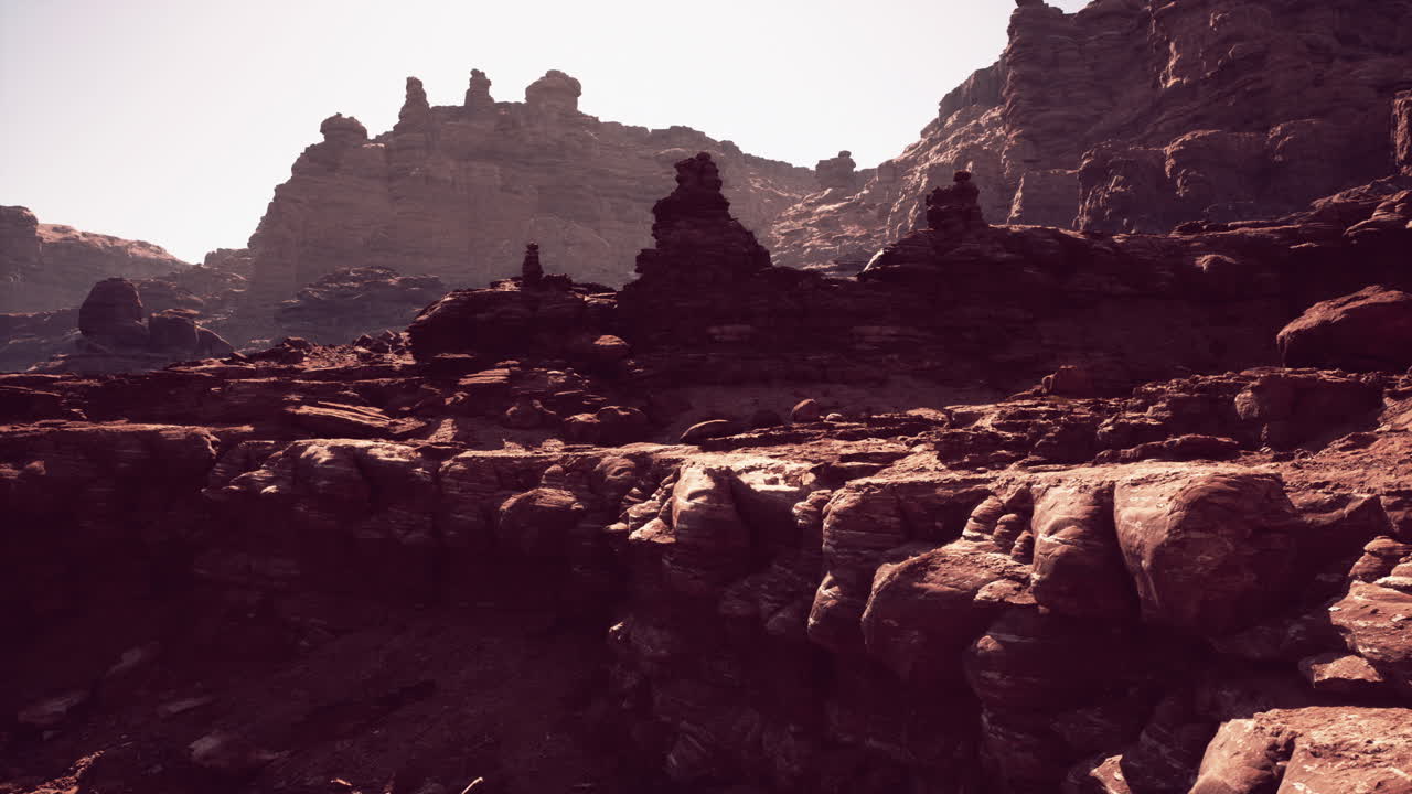 formaciones rocosas rojas en un paisaje desértico