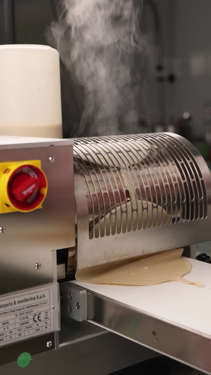 máquina automática de laminado de la masa en funcionamiento