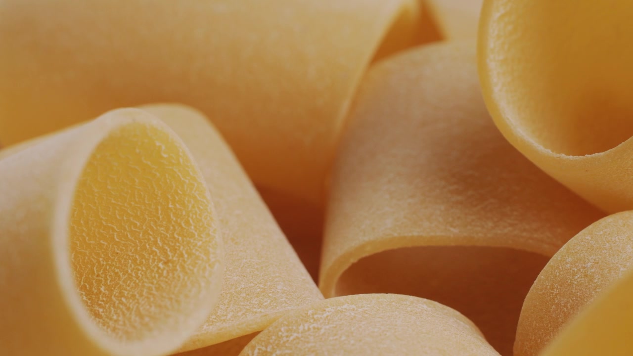 Primo piano di pasta secca cruda