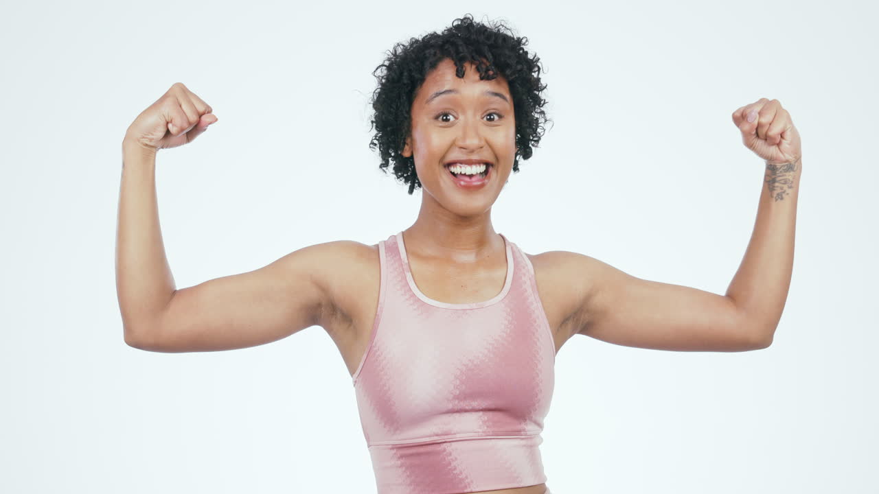 fitness, mujer rostro y flexión de brazos en el estudio
