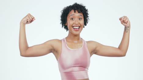 fitness, mujer rostro y flexión de brazos en el estudio
