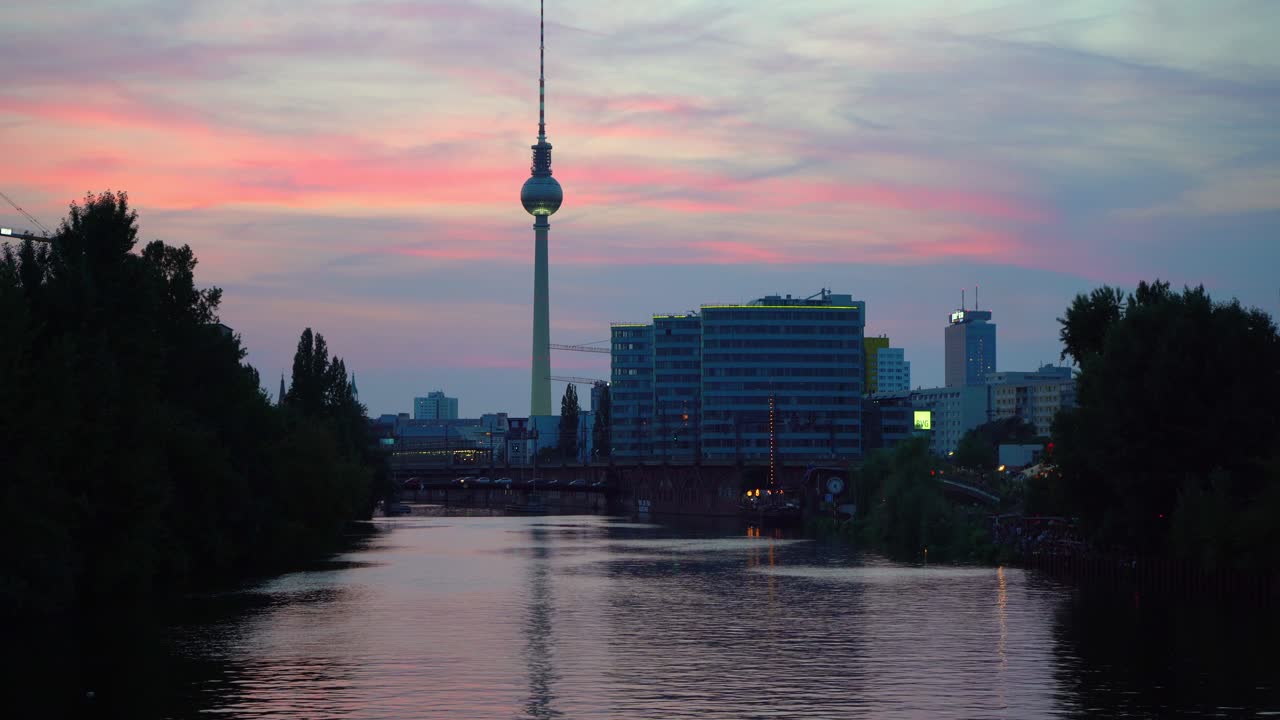 Berlins skyline med TV-tårnet ved Spree-floden