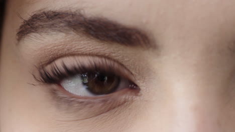 Nahaufnahme-Eines-Weiblichen-Auges,-Das-In-Die-Kamera-Blickt-Und-Blinzelt.-Schönes-Detail,-Feminine-Schönheit