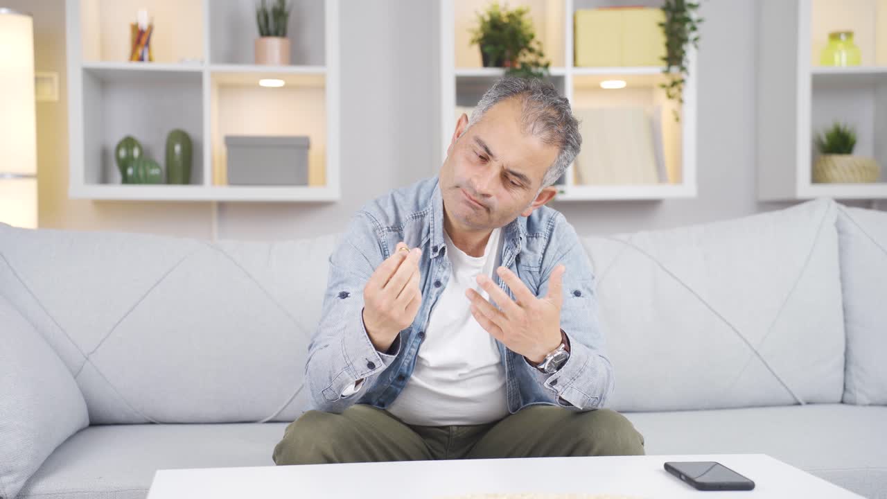 el hombre que duda en dejar a su esposa.