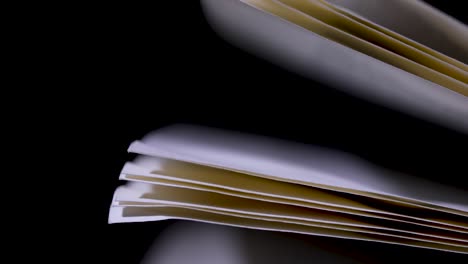 primer plano de las páginas abiertas del libro