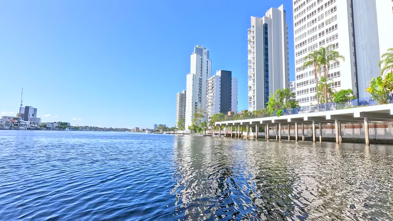 골드 코스트 수로를 가로지르는 경치 좋은 보트 여행