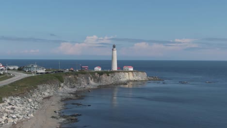 Cielo-Azul-Sobre-El-Famoso-Y-Más-Alto-Faro-De-Cap-des-rosiers-En-La-Península-De-Gaspe-Junto-Al-Río-San-Lorenzo-En-Quebec,-Canadá