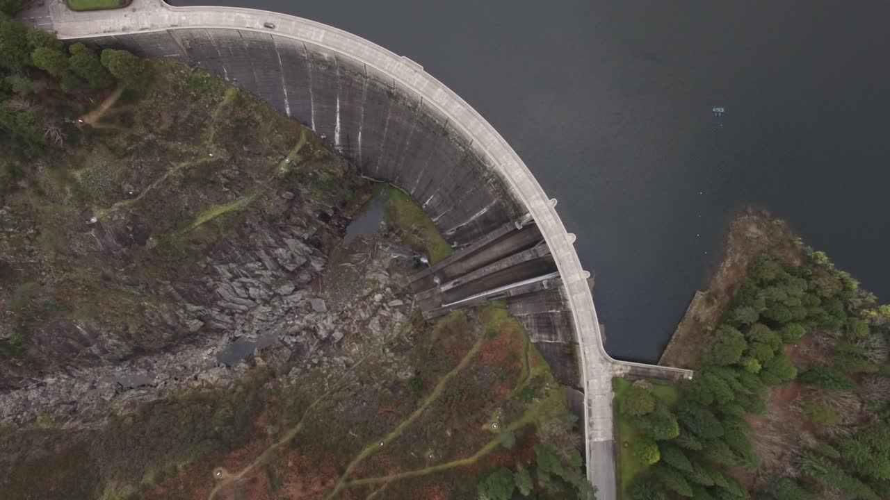 포르투갈 북쪽에 있는 살라몽드의 조감도 댐