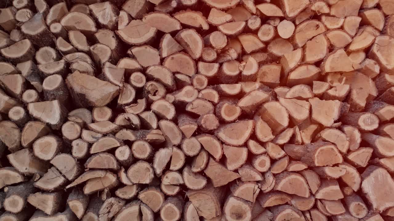 나무의 개지고 은 줄기는 큰 목재 어리에 쌓여 있습니다. 연료 나무 어리. 벽난로를 위해 준비 된 연료 나무를 어.