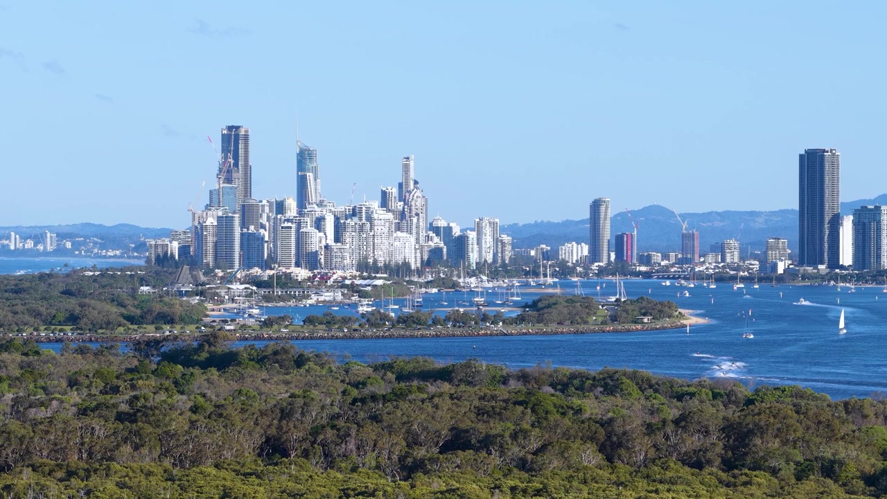 Ampia inquadratura dello skyline e del porto turistico della Gold Coast dall'isola di South Stradbroke, Australia