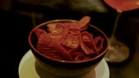 papas fritas y bebidas en un bar de bangkok