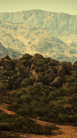 una cordillera con acantilados rocosos y vegetación verde