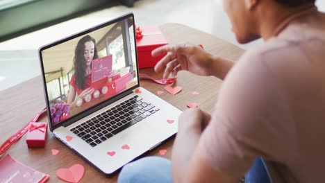 Feliz-Mujer-Birracial-Con-Vitiligo-Leyendo-Tarjeta-De-San-Valentín-En-La-Videollamada-Del-Día-De-San-Valentín-En-Una-Computadora-Portátil