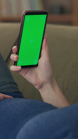 mujer con teléfono de pantalla verde