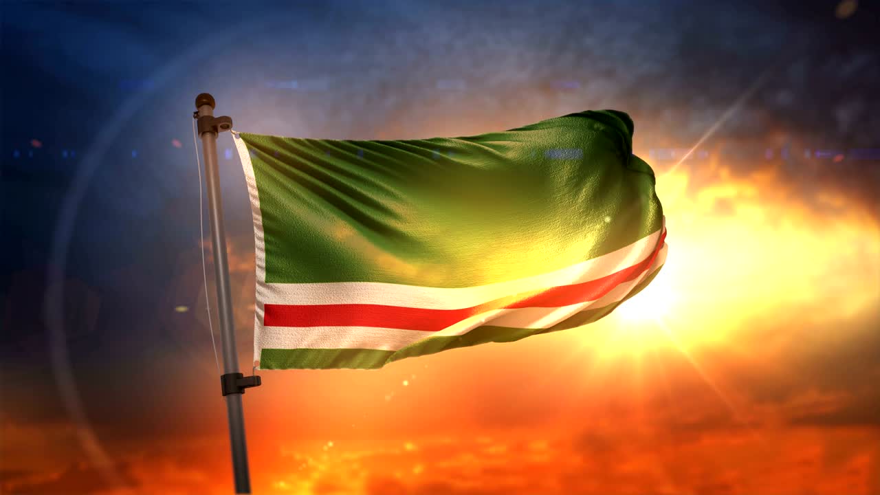 Flagge der Tschetschenischen Republik Itschkerien, hinterleuchtet bei wunderschönem Sonnenaufgang, Loop, Zeitlupe, 4K