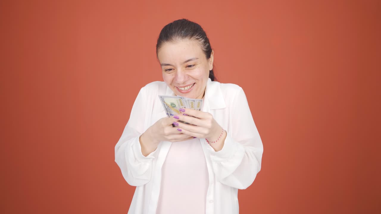 그 여자는 돈을 좋아해요.