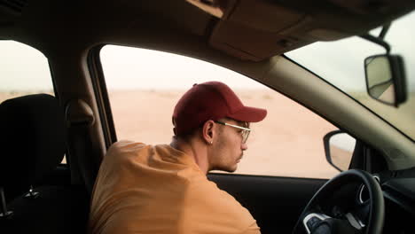 hombre saliendo del coche para inspeccionarlo