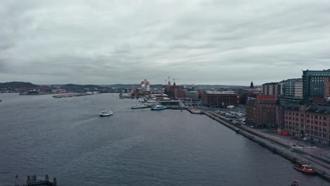 göteborg 港口在云天下靠近河流的空中拍照