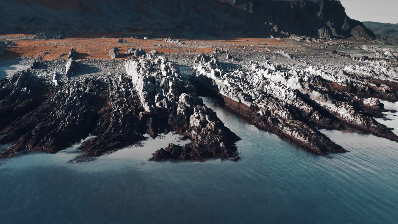 вид с высоты птичьего полета на суровый прибрежный ландшафт полуострова варангер