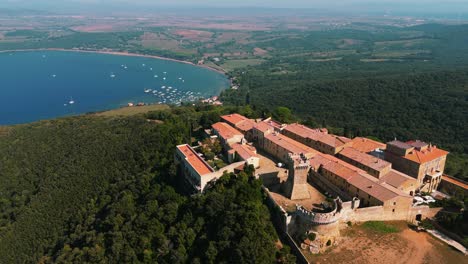 Populonia-Schloss-Mit-Turm-Und-Festungsmauern