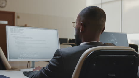 hombre afroamericano en el trabajo