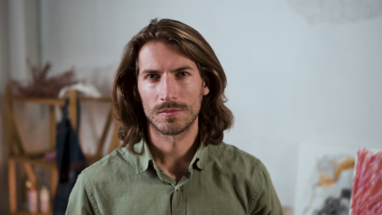 잘생긴 남자가 실내에서 포즈를 취하고 있습니다.