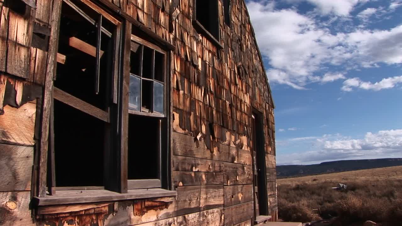 plano medio de una antigua granja abandonada una pradera solitaria 1